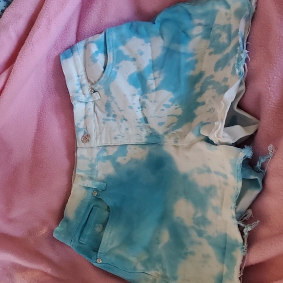 Fabulous Gloria Vanderbilt TyeDye shorts - Picture 1 of 8